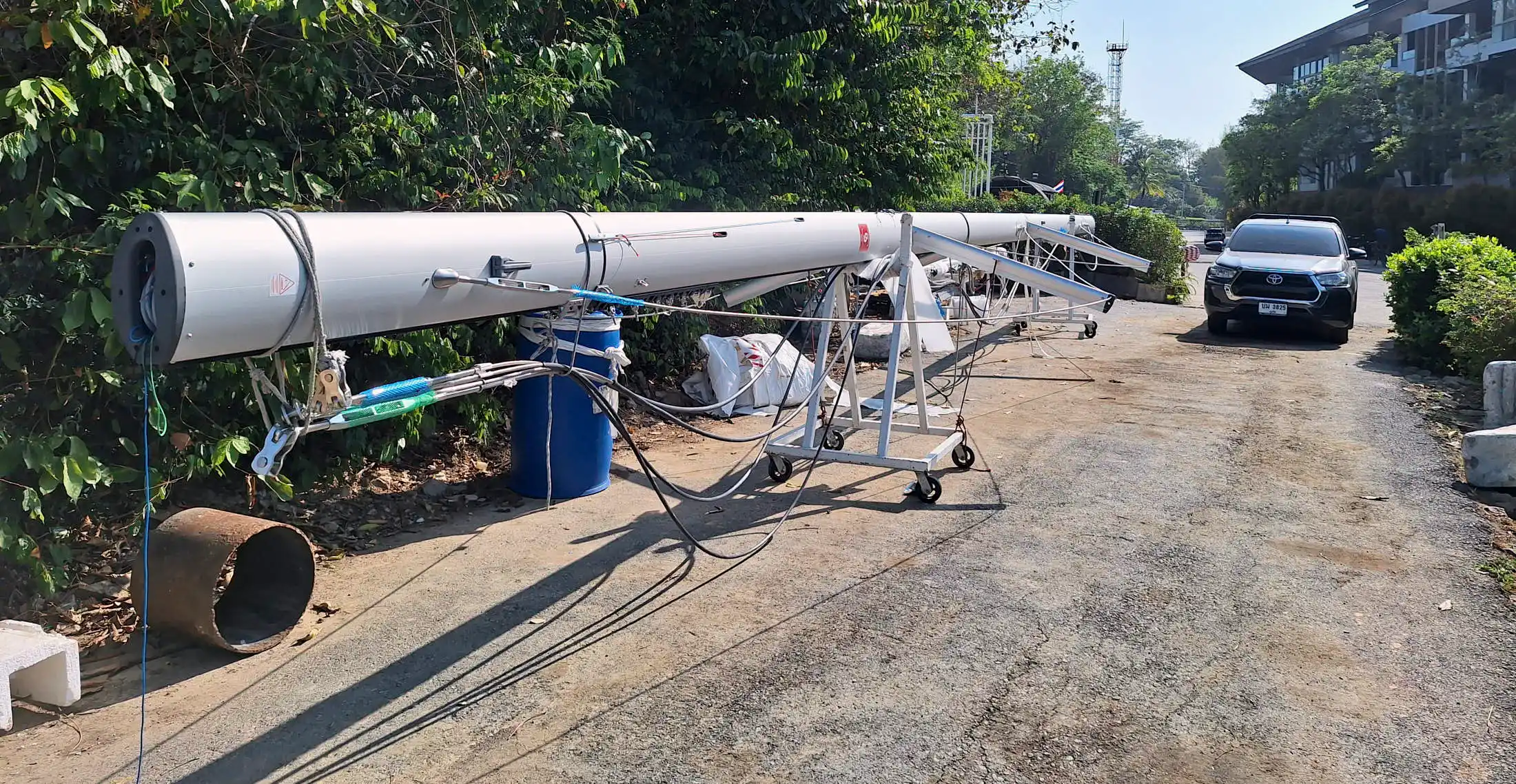 A new mast on the hardstand in Phuket