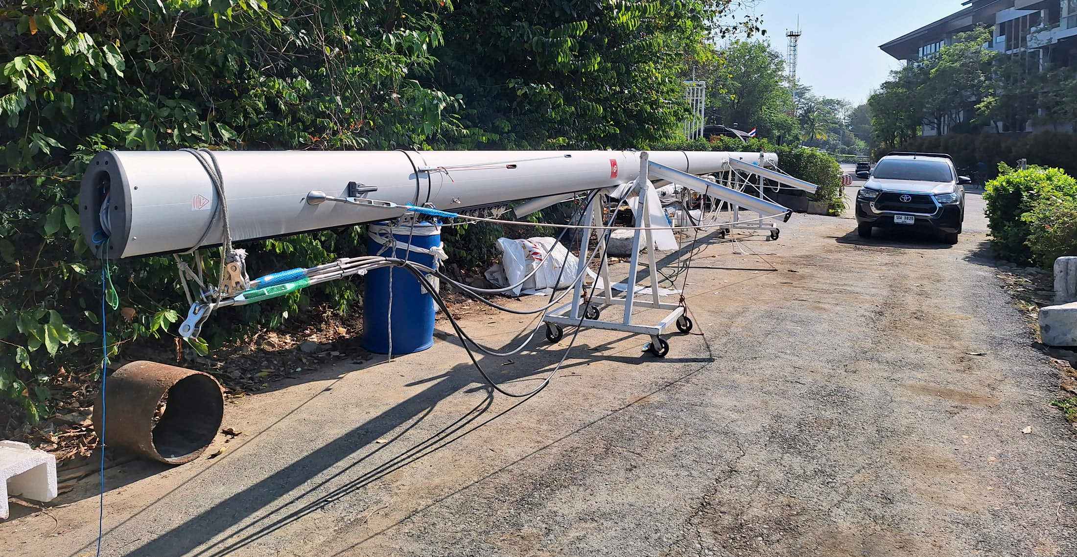 A new mast on the hardstand in Phuket